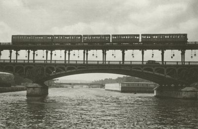 París: Puente de Passy (foto en blanco y negro) de Mario Bucovich