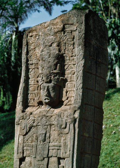 Detalle de una estela de la Gran Plaza de Mayan