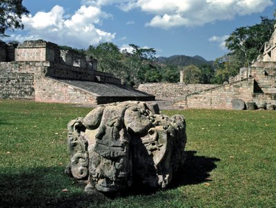 El campo de juego de pelota y el altar M, 378 d.C. de Mayan