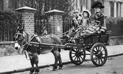 Familia Pearly en su carro tirado por burros, Londres, 1926-1927 de McLeish