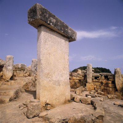 Taula en el sitio arqueológico, Menorca, España de Megalithic Megalithic