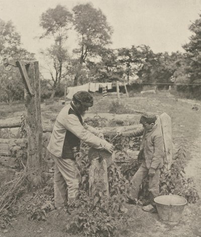 At the Grindstone--A Suffolk Farmyard de Peter Henry Emerson