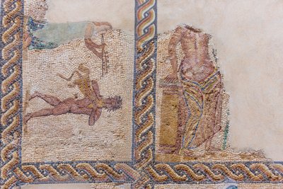 Mosaicos parcialmente dañados en exhibición de Roman Roman