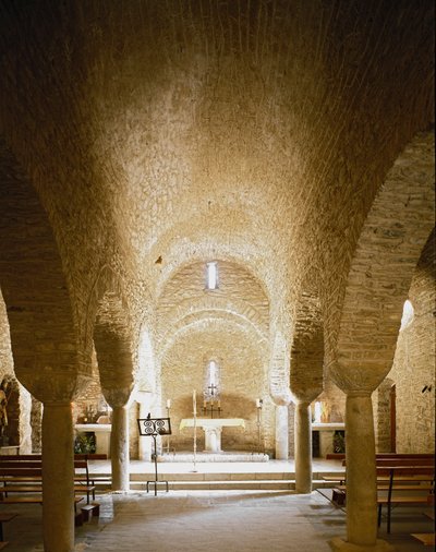 Vista interior de la abadía de Romanesque