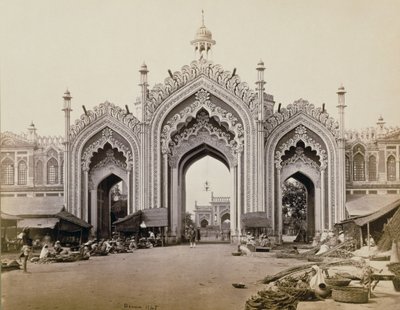 Puerta del bazar de Hoospinbad de Samuel Bourne