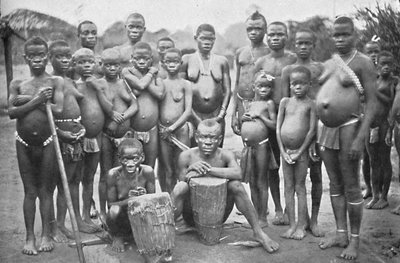 Grupo de pigmeos Bambute con dos mujeres Walese, 1902 de Unbekannt