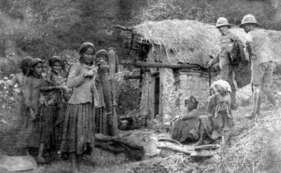 Niñas y soldados británicos, colinas de Chakrata, India, 1917 de Unbekannt