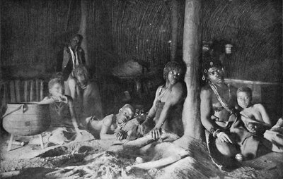 Interior de una choza zulú, 1912 de Unbekannt