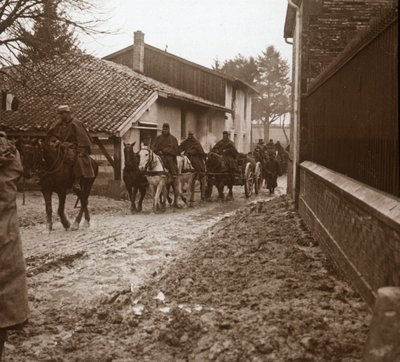 Soldados franceses montados con artillería, c1914-c1918 de Unbekannt