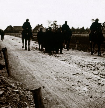 Soldados en una carretera, c. 1914-c. 1918 de Unbekannt