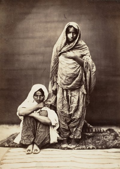 Dos mujeres indias, una sentada, 1860s de Unbekannt