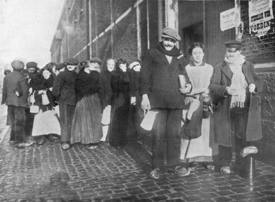 Esperando raciones de socorro en Brujas, 1915 de Unbekannt