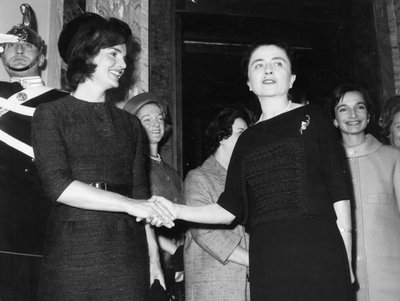 Jacqueline Kennedy con Carla Gronchi. Roma. 1962. de Unbekannt