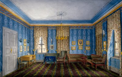 Sala de estar con papel tapiz azul y guirnaldas de Unknown artist