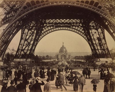 La Base de la Torre Eiffel, Exposición de París de . .