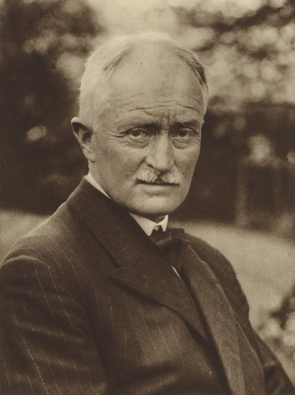 John Masefield, poeta inglés (foto b/n) de (after) English photographer