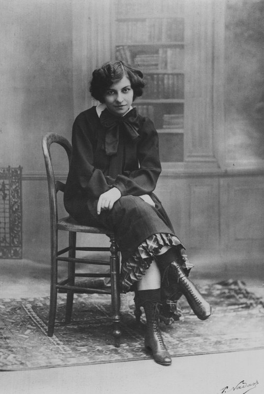 Miss Polaire como "Claudine" de (after) French Photographer