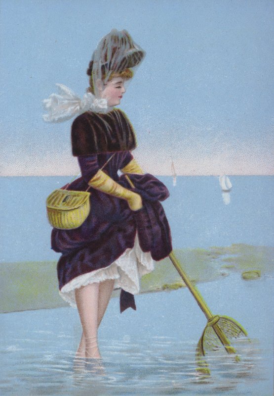 Mujer usando una red de pesca en la playa de European School