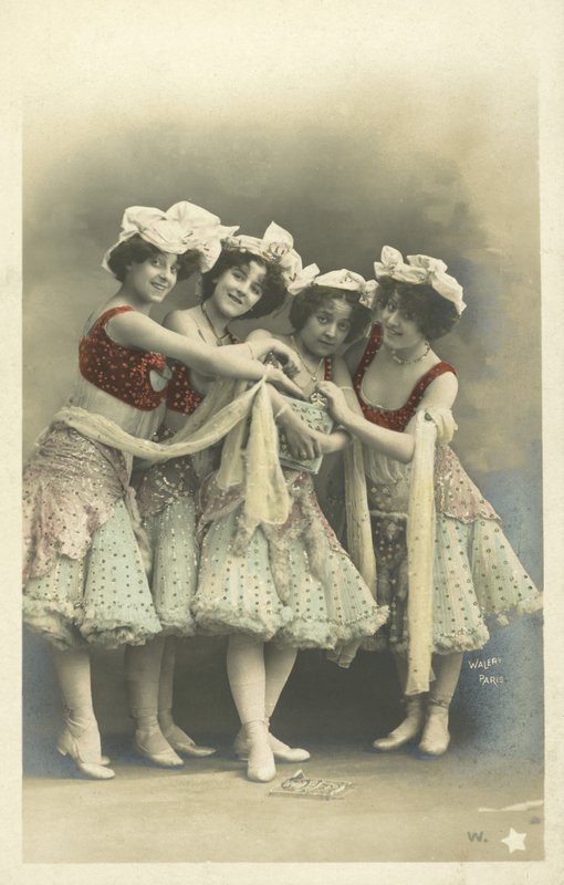 Bailarines con disfraz de French Photographer