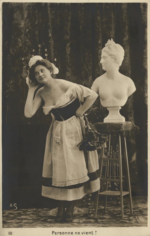 Mucama francesa desempolvando un busto de French Photographer