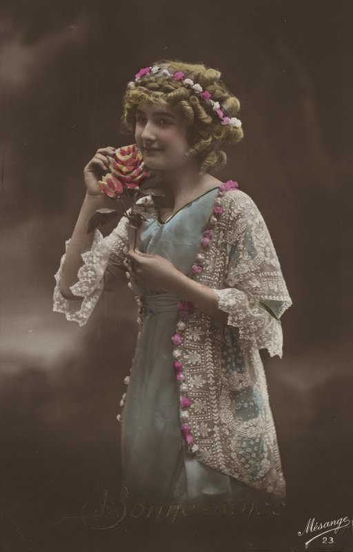 Niña con flores de French Photographer