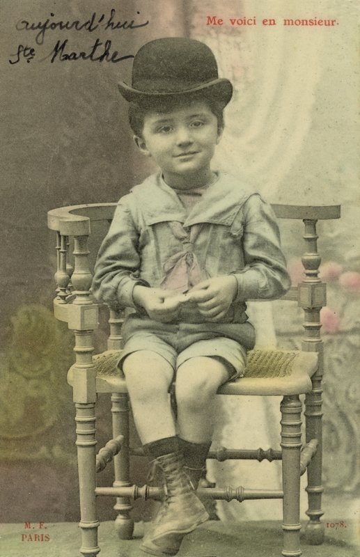 Niño con sombrero hongo de French Photographer