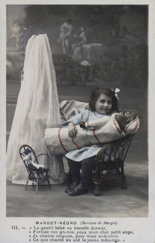 Niña con una muñeca de French Photographer