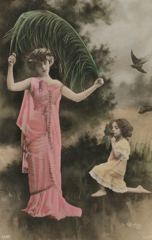 Mujer y niño con una palma de French Photographer