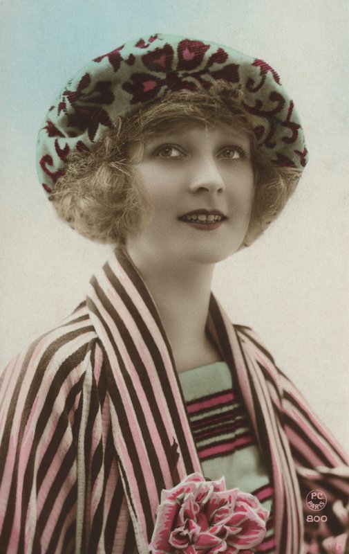 Mujer con chaqueta a rayas de French Photographer