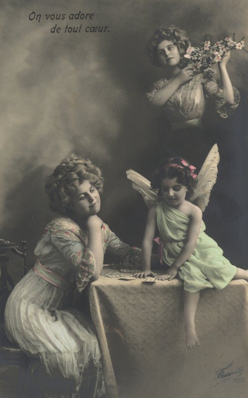 Mujer con una niña vestida de hada de French Photographer