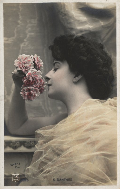 Mujer con rosas de French Photographer