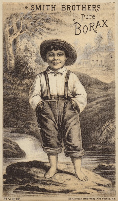 Niño de pie junto al arroyo de American School