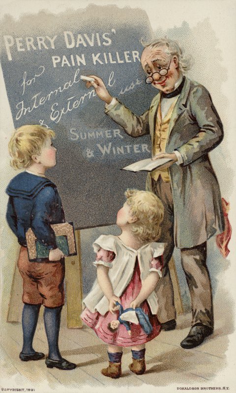 Niños mirando la pizarra con la maestra de American School
