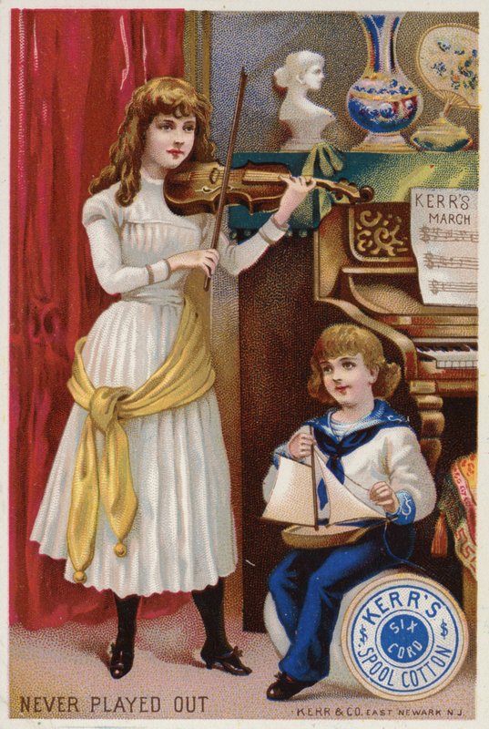 Niña tocando el violín a un niño pequeño de American School