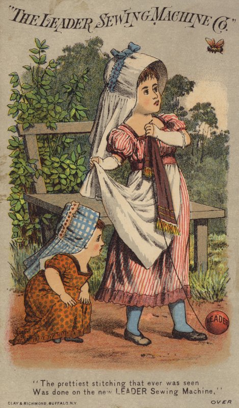Niñas observando una abeja mientras juegan con una pelota de American School