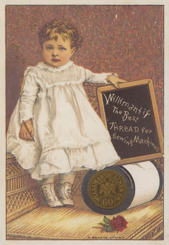 Niña sosteniendo una pizarra de American School