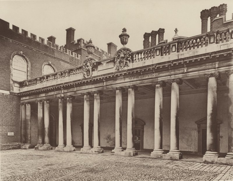 Palacio de Hampton Court, Columnata a la Entrada del Rey de Charles Latham