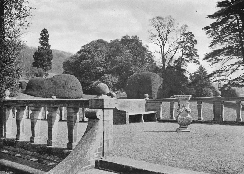 Hardwick House: Una terraza con balaustrada de Charles Latham