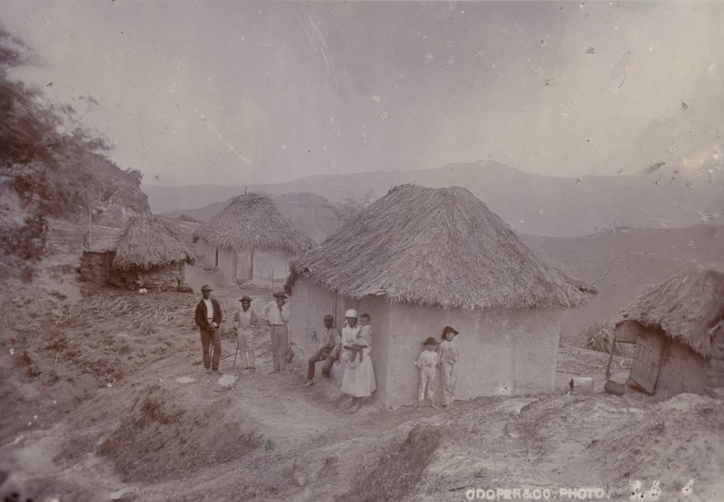 Aldea barbadense en una colina, 1880 de English Photographer