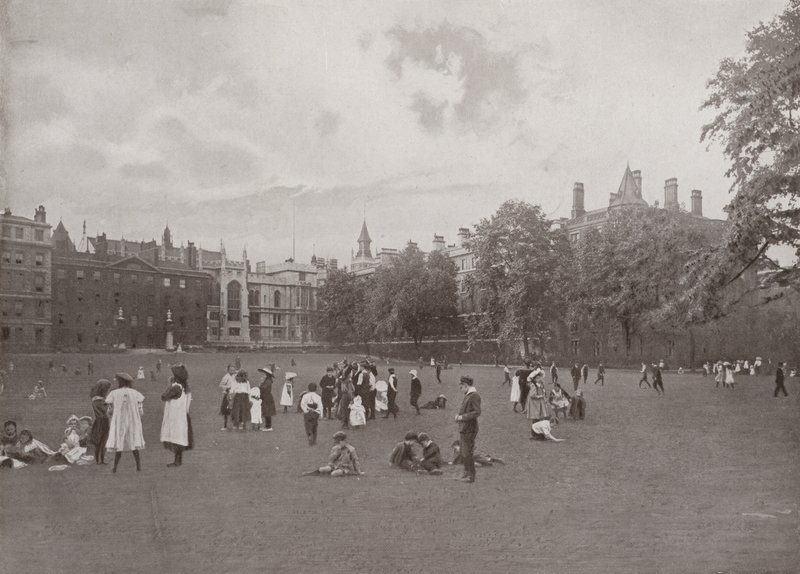Niños Jugando en los Jardines del Templo de English Photographer