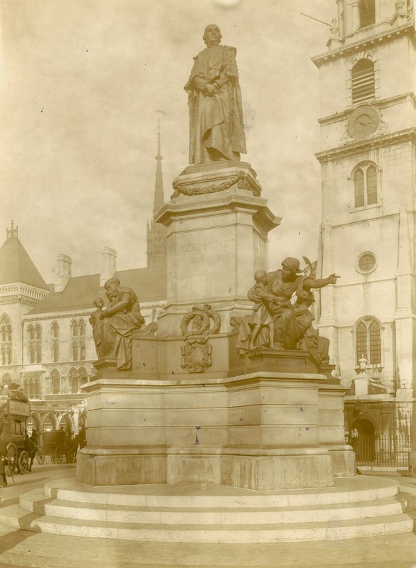 Estatua de Gladstone en el Strand de English Photographer