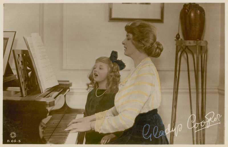 Gladys Cooper y niña en el piano de English Photographer