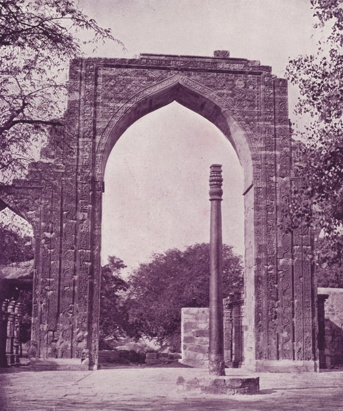 Pilar de Hierro y Gran Arco, Delhi de English Photographer