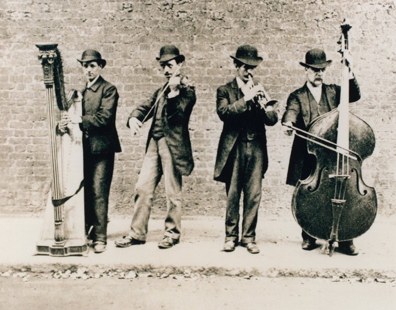 Músicos en Greenwich en 1884 de English Photographer