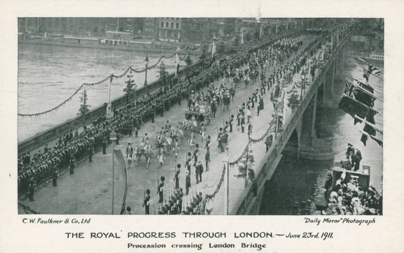 Procesión real cruzando el Puente de Londres de English Photographer