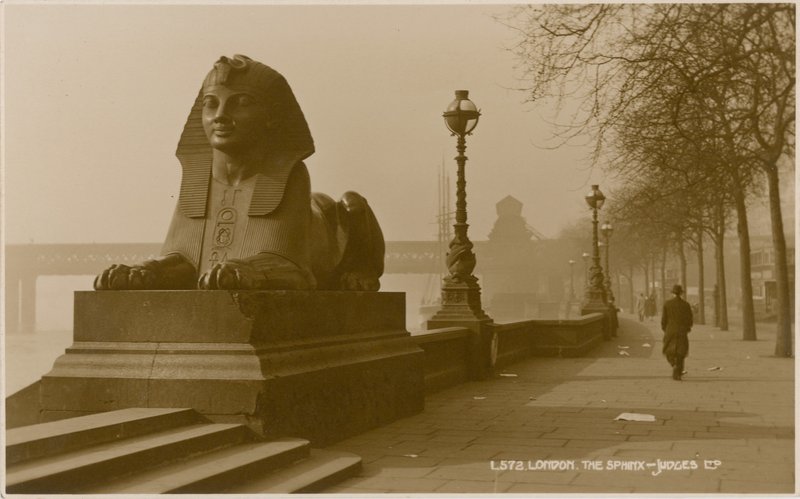 La Esfinge junto a la Aguja de Cleopatra de English Photographer