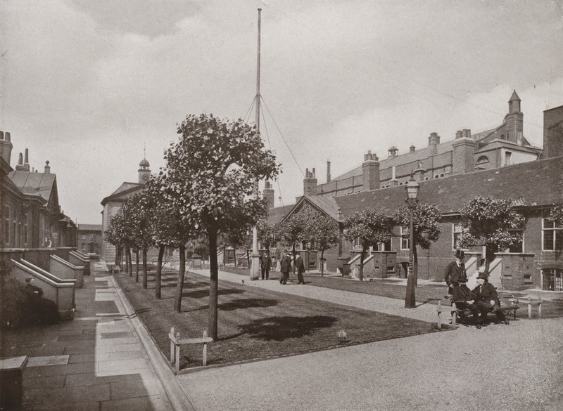 Hospital de la Trinidad, Mile End Road de English Photographer