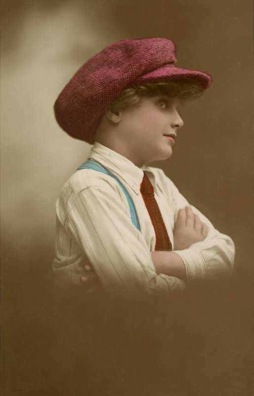 Chica joven con gorra (foto en color) de English Photographer