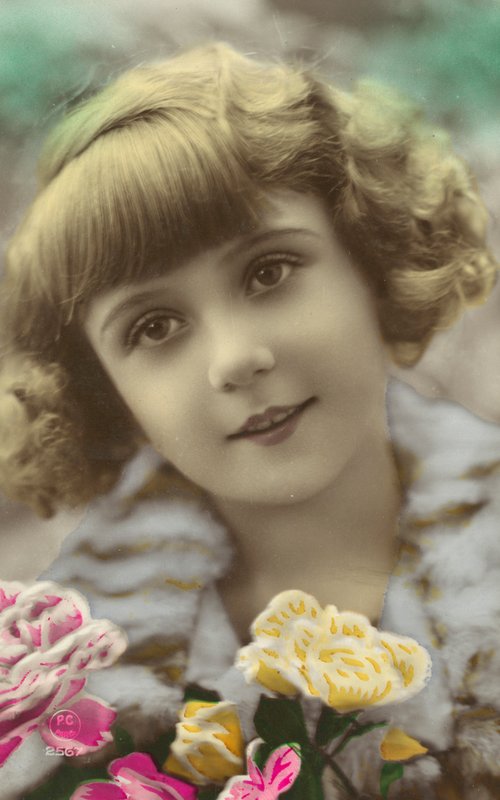 Niña joven posando con flores de English Photographer