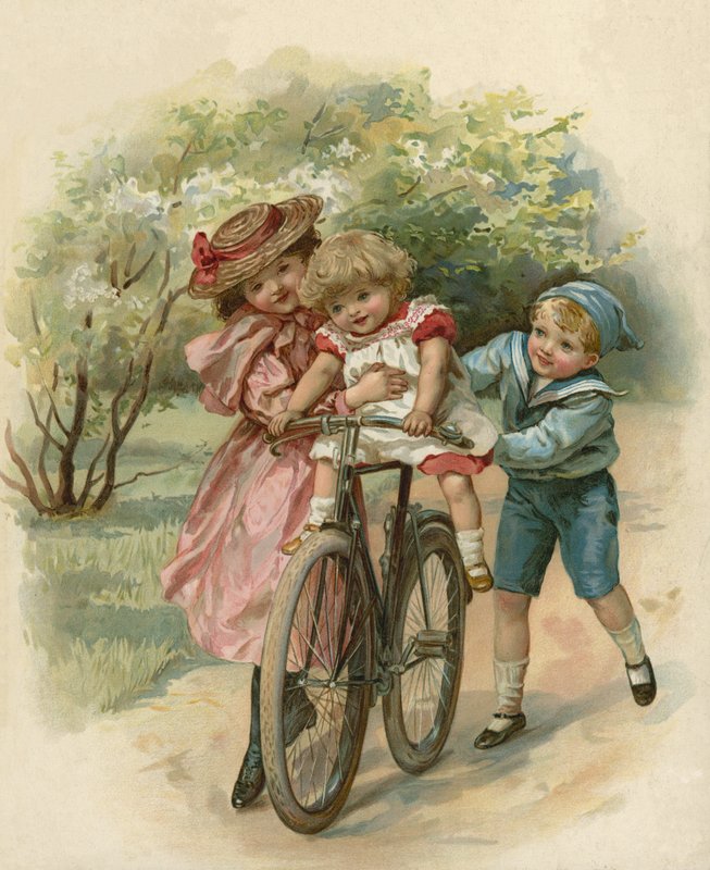 Tres niños jugando con una bicicleta de English School